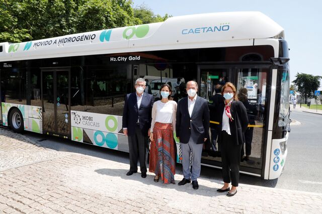 Cascais compra à CaetanoBus dois autocarros movidos a hidrogénio em investimento de um milhão de euros