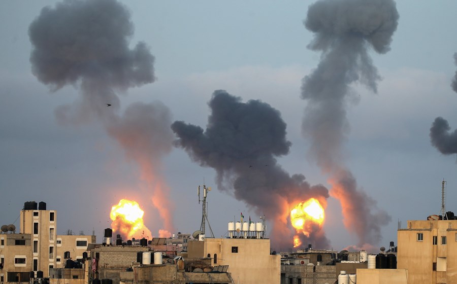Edifícios na Faixa de Gaza ardem na sequência dos ataques de Israel.