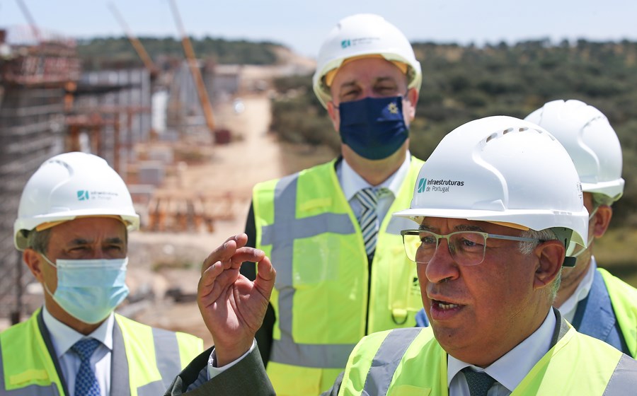 Em Évora, de visita a uma obra ferroviária, António Costa garantiu que a decisão do tribunal não implica “nenhum atraso” no plano de reestruturação da TAP.