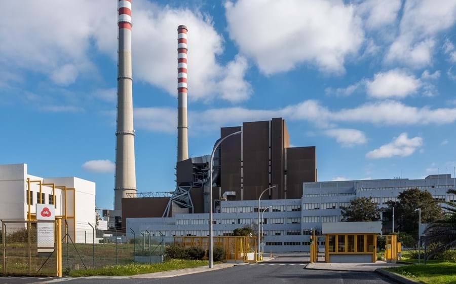 A central termoelétrica de Sines, detida    pela EDP, encerrou em 2021, antes do previsto. Um dos argumentos que ditou o fecho foi o aumento dos preços das licenças de emissão, diz a elétrica.