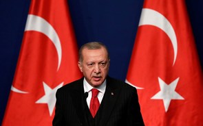 Erdogan atira lira a mínimos históricos com despedimentos no banco central