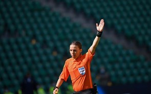 Stéphanie Frappart, a primeira mulher a arbitrar um jogo do euro