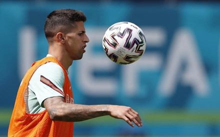 João Cancelo testa positivo à Covid-19 e é substituído por Diogo Dalot