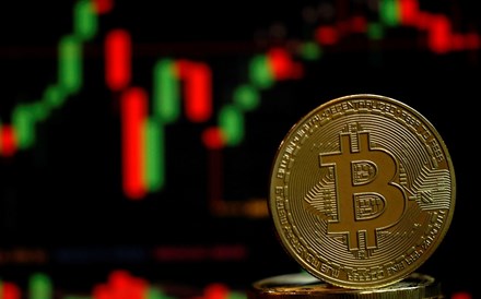 Bitcoin dispara e regista maior subida dos últimos três meses