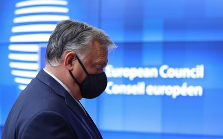 Líderes europeus isolam Orbán em cimeira com lágrimas à mistura