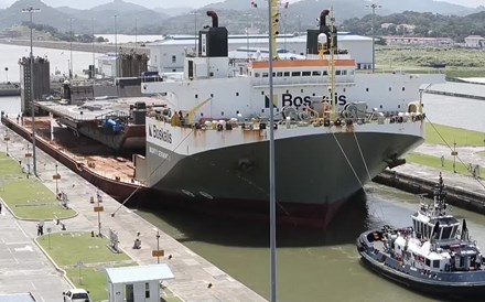 Plataforma marítima da SpaceX cruza o Canal do Panamá a caminho do Pacífico