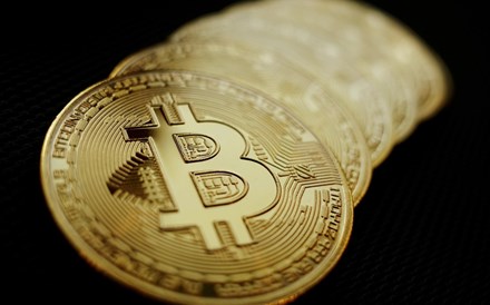 Bitcoin cai abaixo dos 60.000 dólares com pressão dos EUA e da China