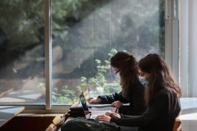 Portugal é o quinto país da UE onde os jovens saem mais tarde de casa dos pais