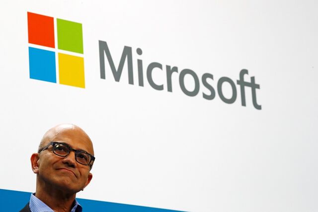 Microsoft bate estimativas nos lucros e receitas trimestrais, mas força do dólar penaliza