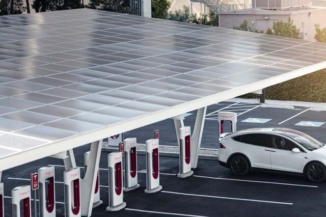 Tesla supera todas as expectativas. Lucros acima de mil milhões pela primeira vez