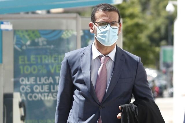 Defesa de Berardo chega ao tribunal sem revelar se arguido vai depor