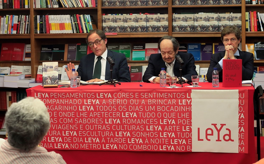 Com posições paritárias, a Leya é detida pela sua equipa de gestão, que é formada por Isaías Gomes Teixeira, Tiago Morais Sarmento e Pedro Marques Guedes.