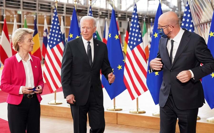 Ursula von der Leyen, Joe Biden e Charles Michel na chegada ao edifício Europa, em Bruxelas.