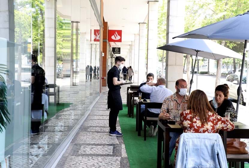 Lisboa é um dos 28 concelhos atrasados no desconfinamento. Na capital, a restauração volta a encerrar mais cedo ao fim de semana e há um limite de seis pessoas por mesa nas esplanadas.