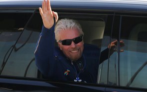 Richard Branson regressa de viagem ao espaço em nave da Virgin Galactic