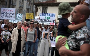 Centenas sem máscara em protesto no Porto contra certificado digital e outras imposições 
