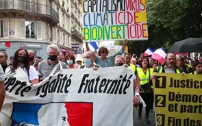 Milhares de franceses protestam contra passe sanitário