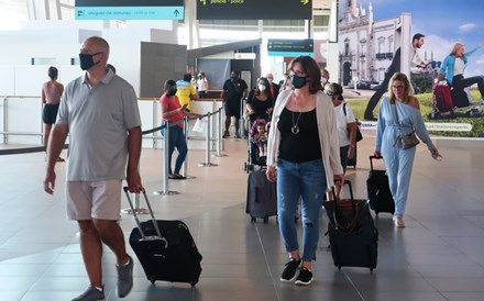 Portugueses viajam cada vez mais, mas ainda não ultrapassam pré-pandemia