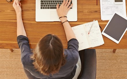 Pode o teletrabalho travar a progressão das mulheres?