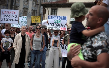 Centenas sem máscara em protesto no Porto contra certificado digital e outras imposições 