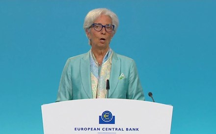 Lagarde mantém confiança de que inflação 'irá recuar em 2022' após alertas de Powell