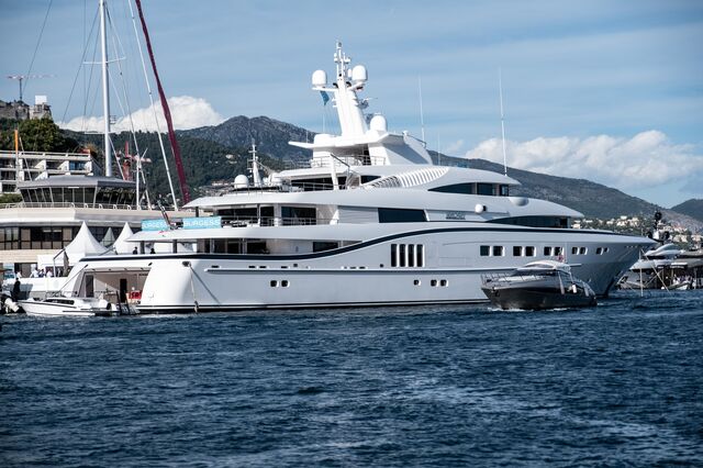 Costa Grega concentra iates de luxo com reabertura ao turismo