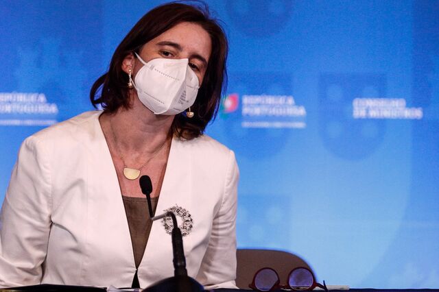 Ministra admite que isolamento de vacinados pode parecer incoerente 