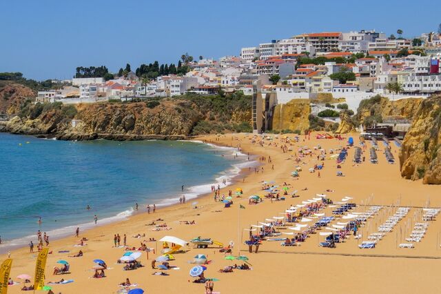 Governo pede 'reflexão' sobre aumentos dos preços no Algarve: 'Portugal tem que valorizar o seu turismo interno'