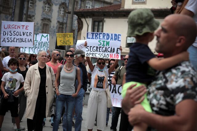 Centenas sem máscara em protesto no Porto contra certificado digital e outras imposições 