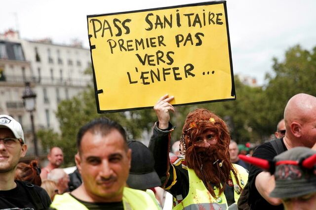 Covid-19: Milhares manifestam-se em França contra novas medidas de controlo