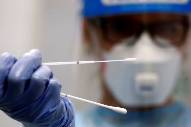 Empresas de testes de covid proliferam sem regras no Reino Unido