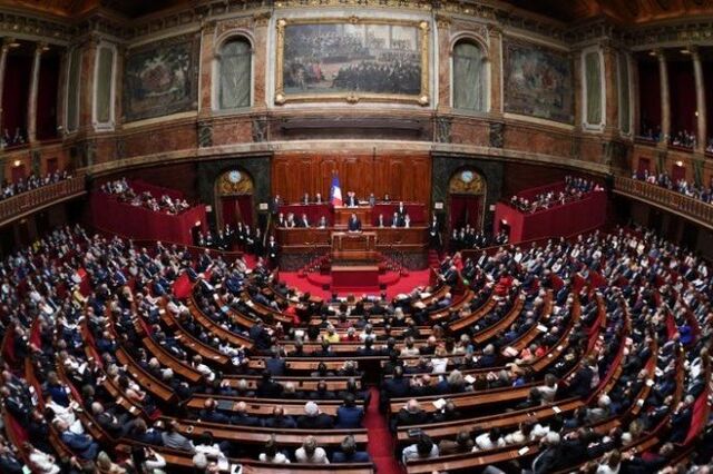 Parlamento francês aprova passe sanitário contestado nas ruas