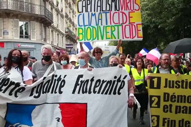 Milhares de franceses protestam contra passe sanitário
