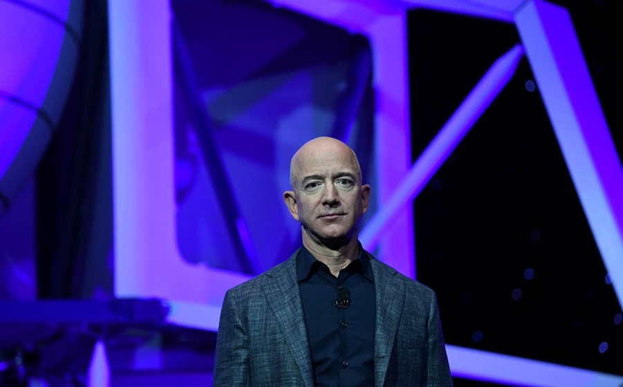 Jeff Bezos vai deixar a função de CEO na Amazon, passando a pasta a Andy Jassy.