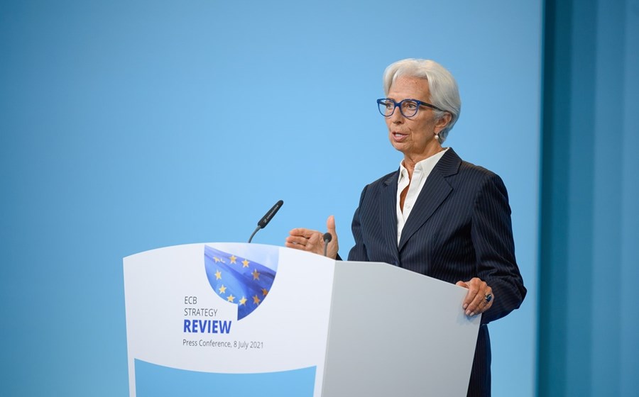Christine Lagarde, presidente do Banco Central Europeu, oficializou a primeira revisão em 18 anos da autoridade bancária.