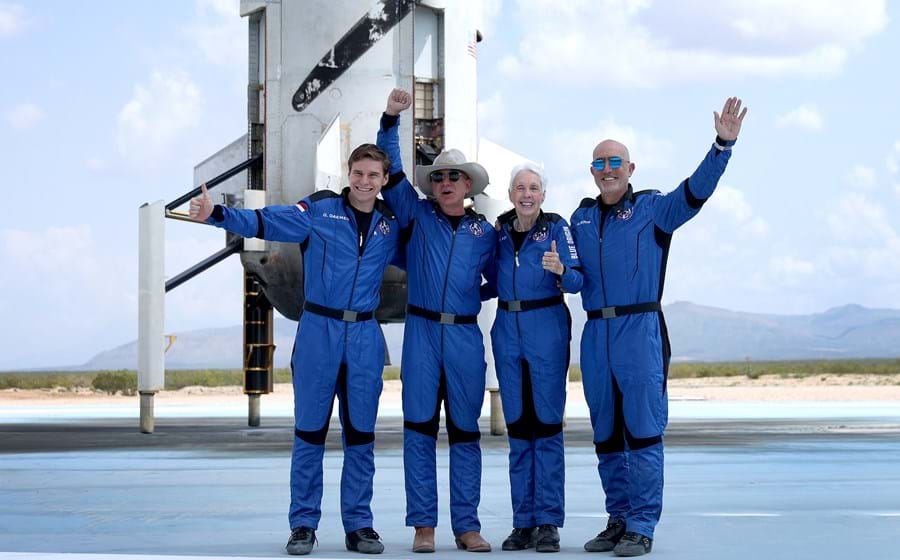 O lançamento da cápsula que levou o fundador da Amazon, Jeff Bezos, ao espaço ocorreu às 14h12 de Lisboa.