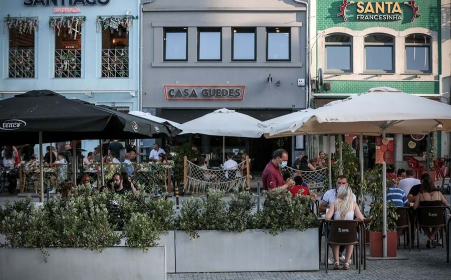 Esplanadas têm sido espaços de eleição face às restrições impostas na utilização do espaço interior dos restaurantes. Setor volta a protestar esta segunda-feira.