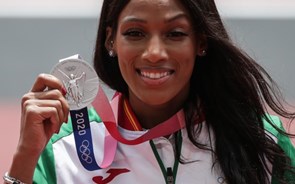 Patrícia Mamona subiu ao pódio e já recebeu a medalha de prata olímpica