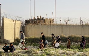 Cortes na ajuda externa isolam talibãs no poder