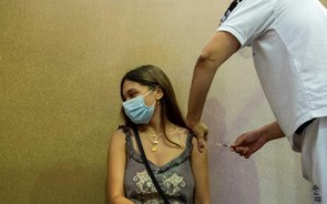 ECDC: Não há necessidade urgente de dar doses de reforço de vacinas na UE