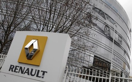 Crise dos 'chips' leva Renault a cortar previsões para a produção este ano