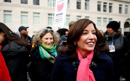 Kathy Hochul. A sucessora de Cuomo que luta pelos direitos das mulheres