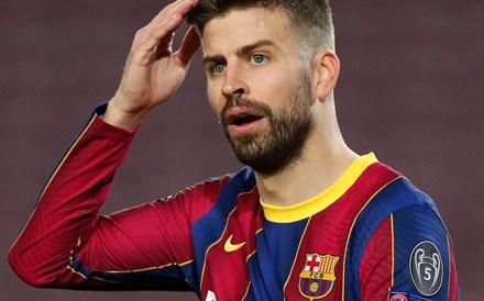 Piqué baixa salário e FC Barcelona inscreve reforços