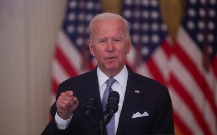 Biden aponta o dedo a políticos e militares afegãos por conquista dos talibãs