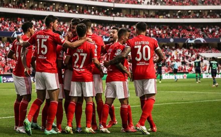 Benfica vence PSV Eindhoven e fica em vantagem no 'play-off' para a 'Champions'