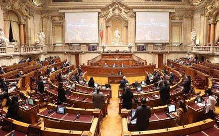 Retirar máscaras só depois de Parlamento ouvir peritos