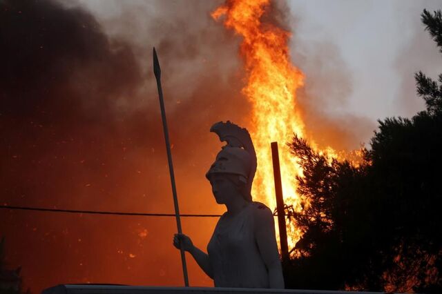 Três subúrbios de Atenas evacuados e autoestrada cortada devido a incêndio
