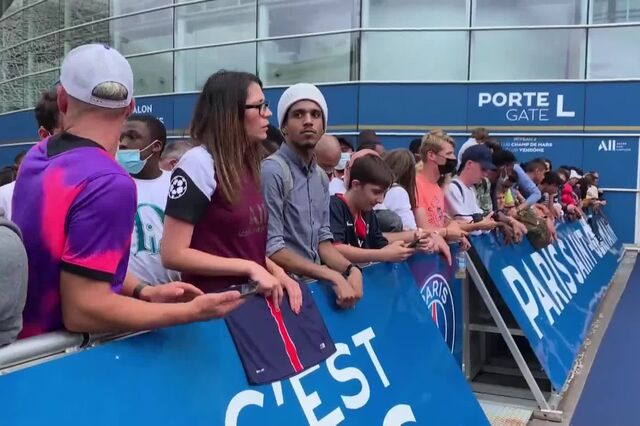 Messi aclamado por centenas de adeptos na chegada a Paris
