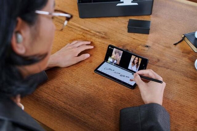 Samsung apresenta novos telemóveis dobráveis. São mais baratos, duram mais e têm uma câmara escondida