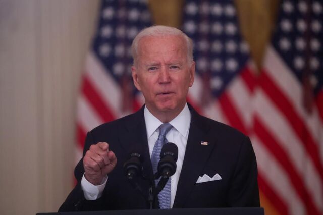 Biden aponta o dedo a políticos e militares afegãos por conquista dos talibãs